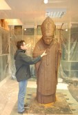 Katarzyna Śpiewla wraz z rzeźbą Jana Pawła II