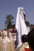 Ceremonia odsłonięcia pomnika w Sanktuarium Maryjnym w Kaczycy - Rumunia