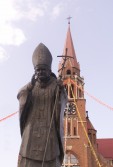 Ceremonia odsłonięcia pomnika w Sanktuarium Maryjnym w Kaczycy - Rumunia